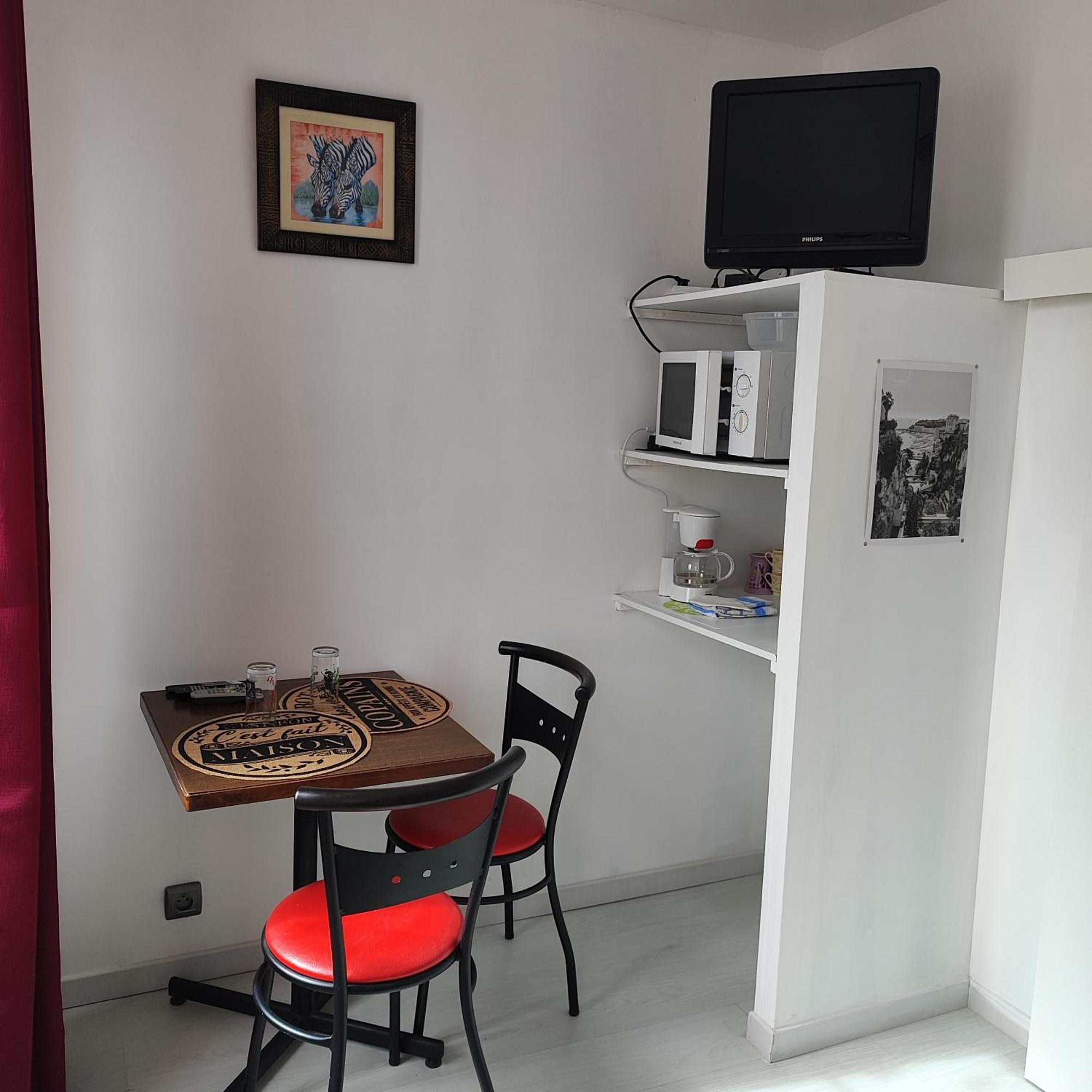 Gite Pour 6 Ou Chambre Pour 2 A Formigny Exteriör bild